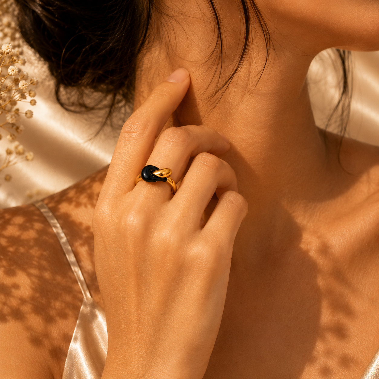 Éclipse Noir Ring – 18K Gold Plated Steel