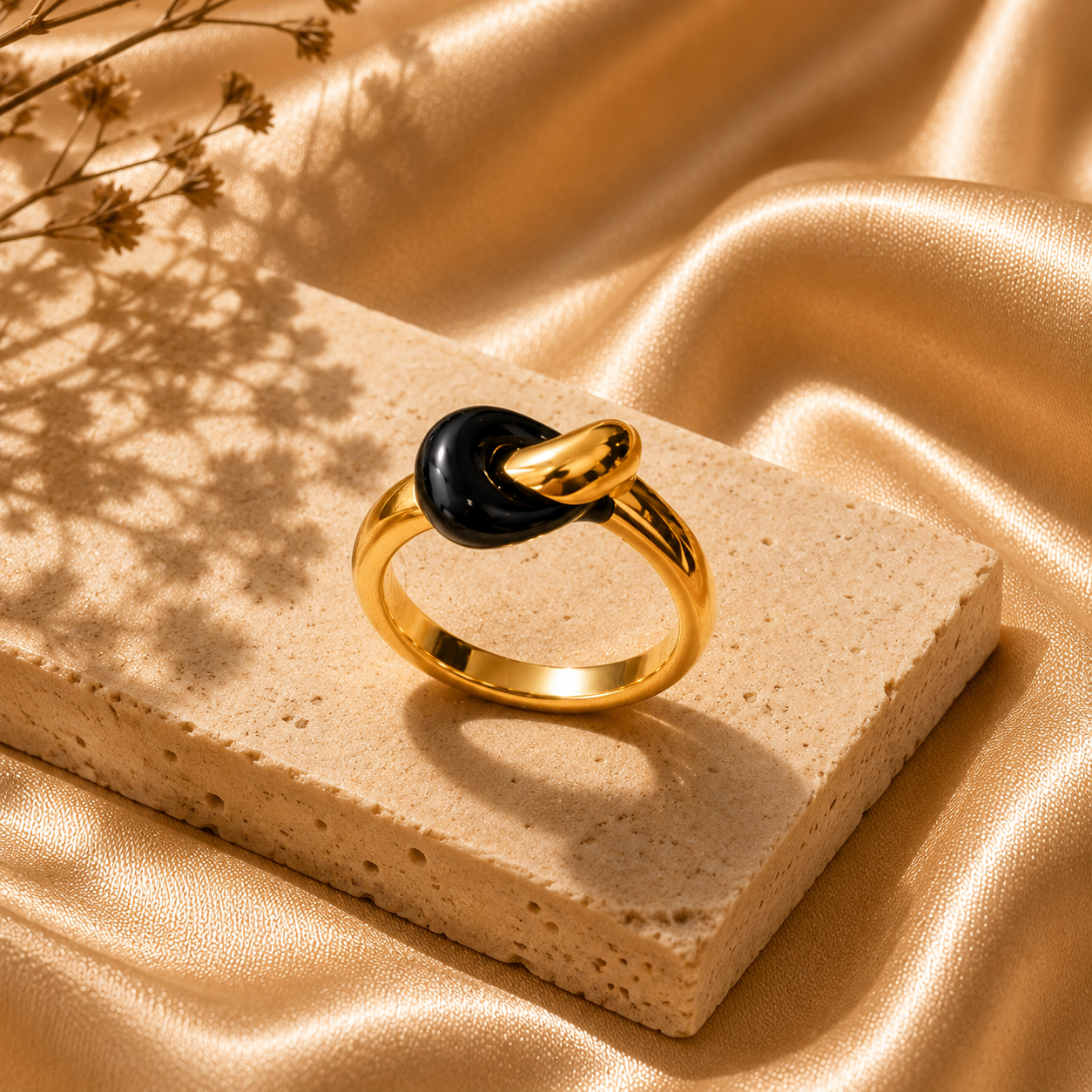 Éclipse Noir Ring – 18K Gold Plated Steel