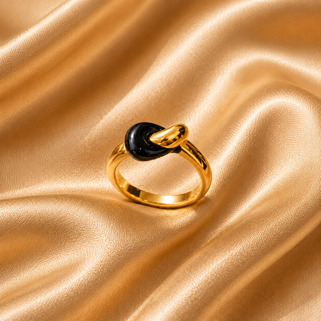 Éclipse Noir Ring – 18K Gold Plated Steel