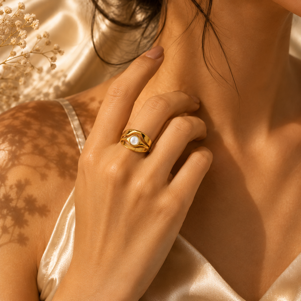 Noir Éclat Ring – 18K Gold Plated Stainless Steel