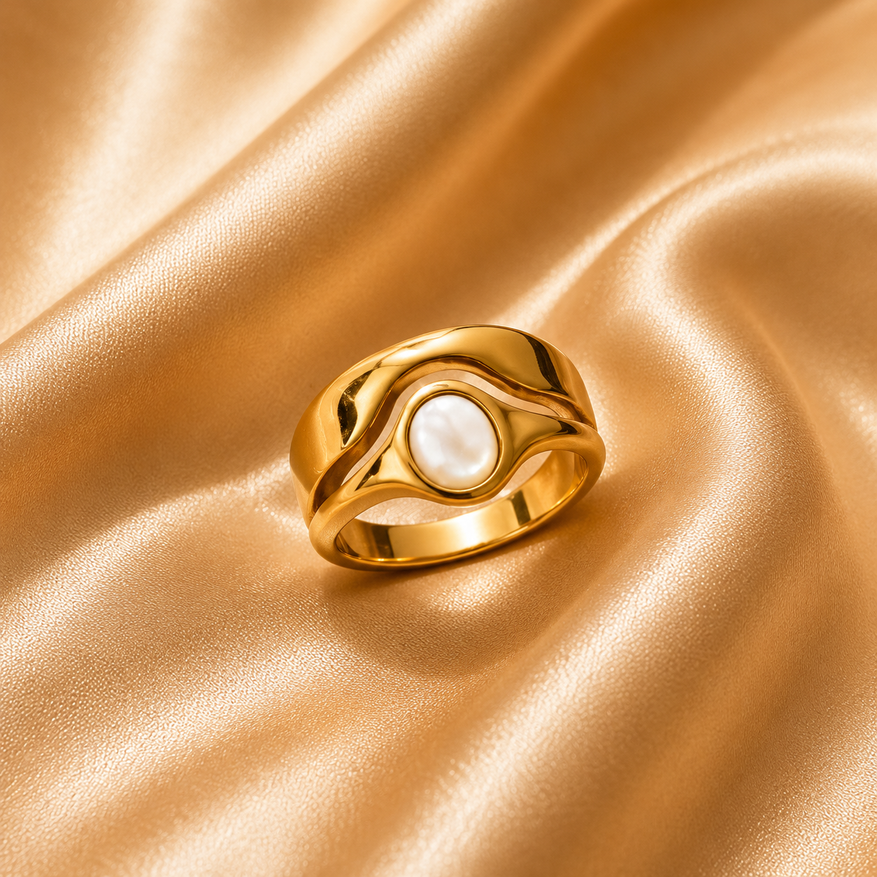 Noir Éclat Ring – 18K Gold Plated Stainless Steel